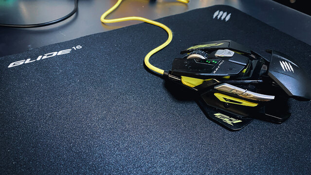 MAD CATZのゲーミングマウス R.A.T.PRO Sとマウスパッド G.L.I.D.E. 16。eスポーツ/ゲーマー。ゲーミングPC周辺機器