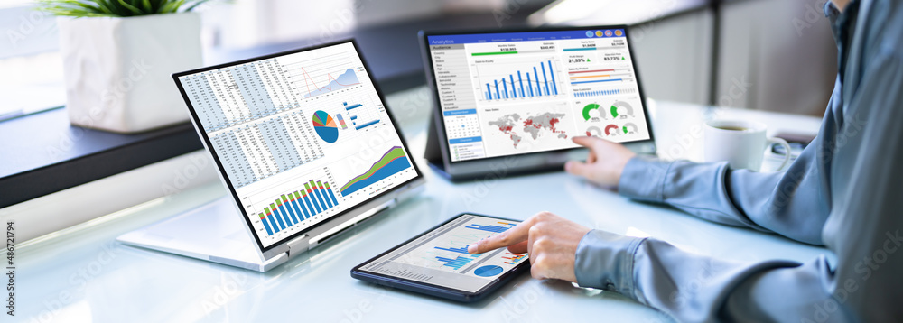 Aufkleber african businesswoman using analytics data kpi dashboard