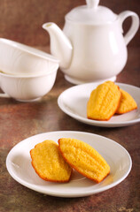 Saffron and polenta madeleines, small sponge cakes