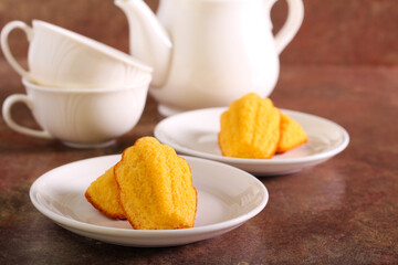 Saffron and polenta madeleines, small sponge cakes