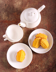 Saffron and polenta madeleines, small sponge cakes