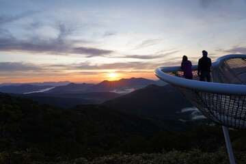 北海道トマムで朝日を眺めるカップル