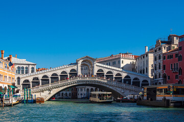 Fototapeta na wymiar Blick auf die Rialto Brücke in Venedig, Italien