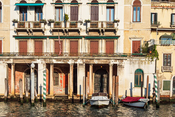 Historische Gebäude am Canal Grande mit Boote in Venedig, Italien