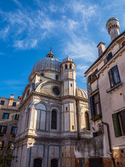 Fototapeta premium Historische Gebäude mit blauem Himmel in Venedig, Italien