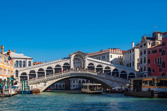 Blick auf die Rialto Brücke in Venedig, Italien © Rico Ködder