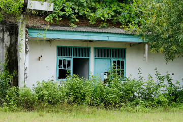 Fototapeta na wymiar An old house that is no longer inhabited