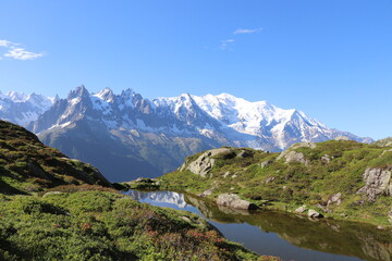Fototapeta na wymiar Massif du Mont blanc; Reflet lac miroir 