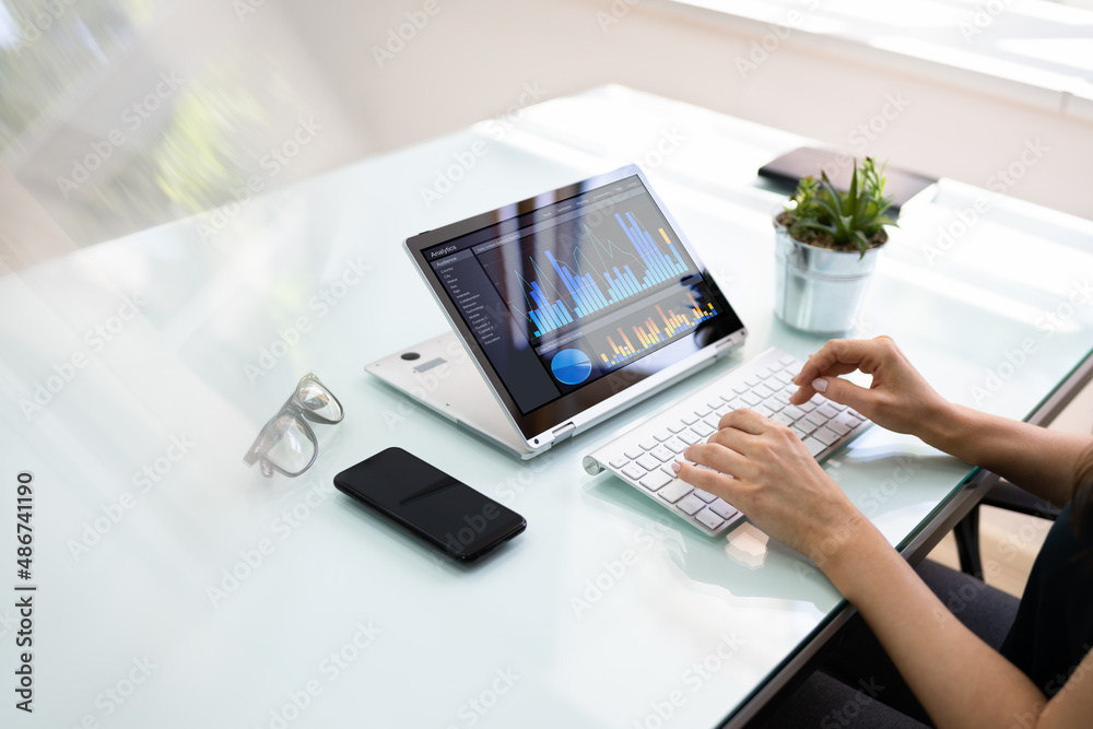 Aufkleber data analyst using data analytics
