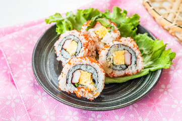 籠に盛ったサラダ巻き