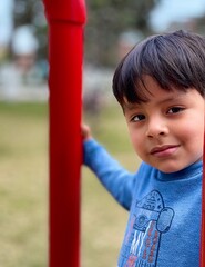 Niño sonriente en el parque 
