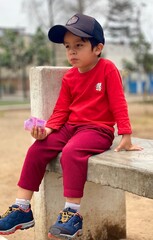 Niño descansando en el parque de su casa