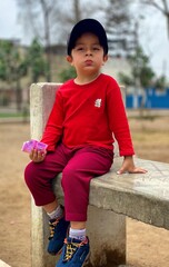 Niño descansando en el parque de su casa 