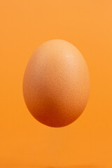 Uovo su fondo arancio