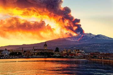 Panorama dell'Etna in eruzione;  fotografato dalla città di Riposto,  sulla costa ionica etnea,...