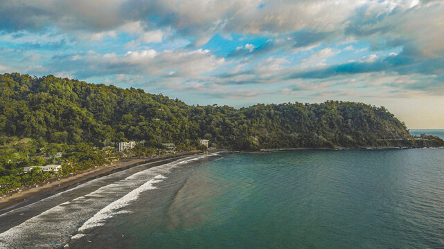 Atardecer en Playa jac&oacute;, Costa Rica.
Jaco Beach, osta Rica.
Atardecer dram&aacute;tico sobre las monta&ntilde;as
