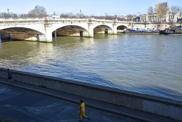Courir au bord de la Seine à Paris. France