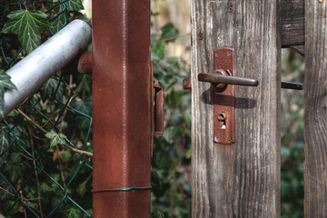 altes geöffnetes Gartentor