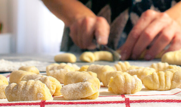 Close up donna che taglia gli gnocchi di patate