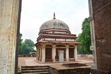 Obraz premium Qutb Complex - dome and remains of building in New Delhi, India