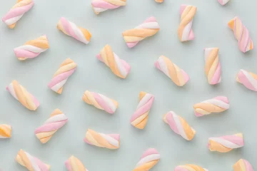 Fototapeten Colorful marshmallows on pastel background. © gitusik