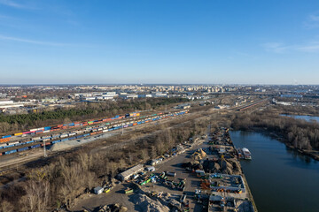 Pociągi towarowe i tory widziane z góry, w tle panorama Warszawy © Arkadiusz