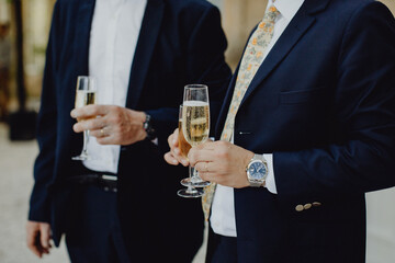 Hommes dégustant une coupe de champagne