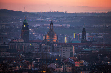 Fototapeta na wymiar Blick auf Dresden zur blaue Stunde 