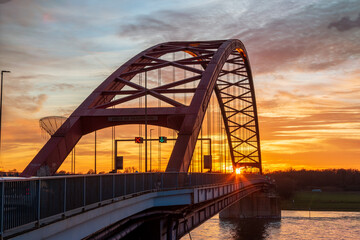 Brücke der Solidarität über den Rhein bei Duisburg am Abend bei Sonnenuntergang