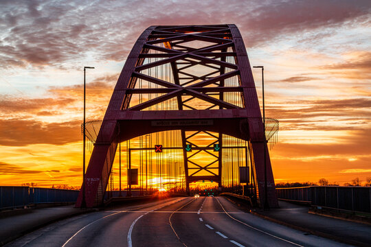 Br&uuml;cke der Solidarit&auml;t &uuml;ber den Rhein bei Duisburg am Abend bei Sonnenuntergang