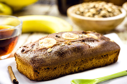 homemade banana, granola and oat cake, vegan recipe free of eggs or milk, sweetened with cinnamon