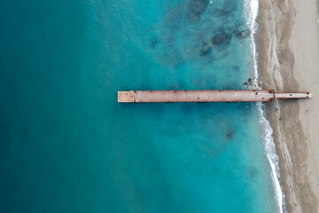 bonito embarcadero en una playa de la ciudad de Marbella en la Costa del Sol, Andalucía	