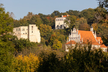 Fototapeta na wymiar The ruins of the castle in Kazimierz Dolny on the Vistula River