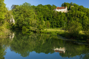 Fototapeta na wymiar Schloss Klingenstein über Herrlingen im Tal der Blau