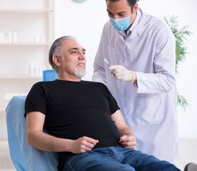 Obraz premium Old man visiting young doctor for plastic surgery