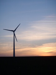 Obraz premium wind turbine at sunset