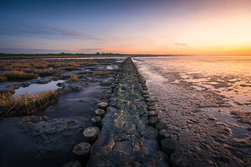 Traumhafter Sonnenuntergang an der deutschen Nordseeküste.