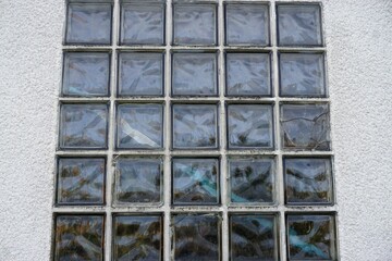 Fenster aus Glasbausteinen im Winter