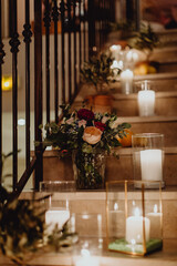 Descente d'escalier en fleurs éclairée à la bougie