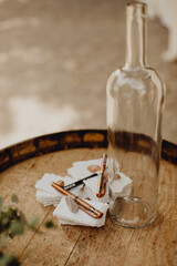 Petits bouts de papier sur lesquels les invités laissent un message 