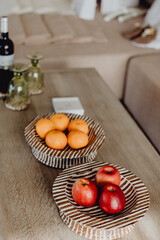 Plateau de fruits déposé sur la table de la chambre