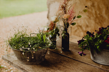 Pots de fleurs déposés sur la table de jardin