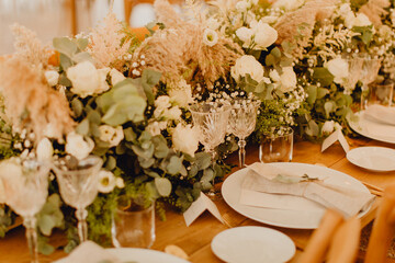 Table de mariage décorée dans une ambiance végétale