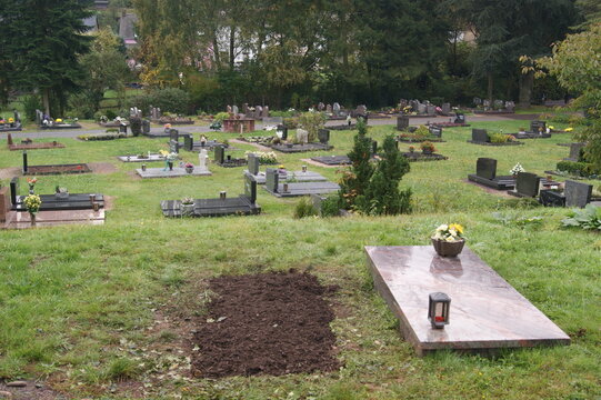 Eingeebnetes Grab auf einem Friedhof