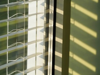 Hitzewelle - bewegliche Jalousie k&uuml;hlt Innenr&auml;ume ab	