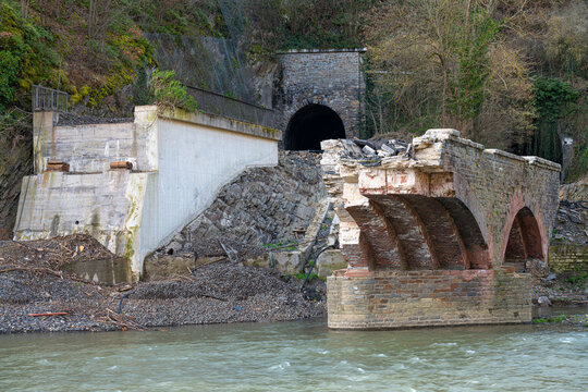 Ahrtal, Flutkatastrophe, zerst&ouml;rte Bahnbr&uuml;cke mit Bahntunnel und zerst&ouml;rte Strassenbr&uuml;cke