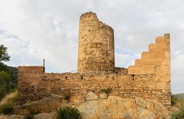 Fototapeta na wymiar torre y ruinas del castillo de benali, situado en el municipio de Ain , en la provincia de Castellón de la plana , comunidad valenciana , España .