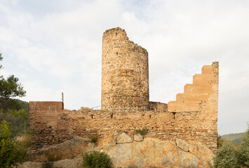 Naklejka premium torre y ruinas del castillo de benali, situado en el municipio de Ain , en la provincia de Castellón de la plana , comunidad valenciana , España .