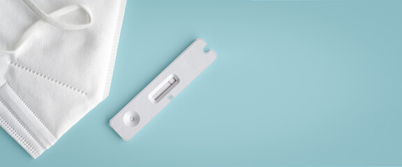 Fototapeta premium Durchgeführter negativer Antigen Schnelltest mit FFP2 Maske als Panorama