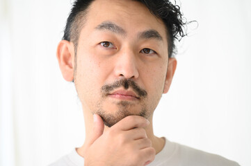 Obraz premium ヒゲの男性アップ コピースペースあり